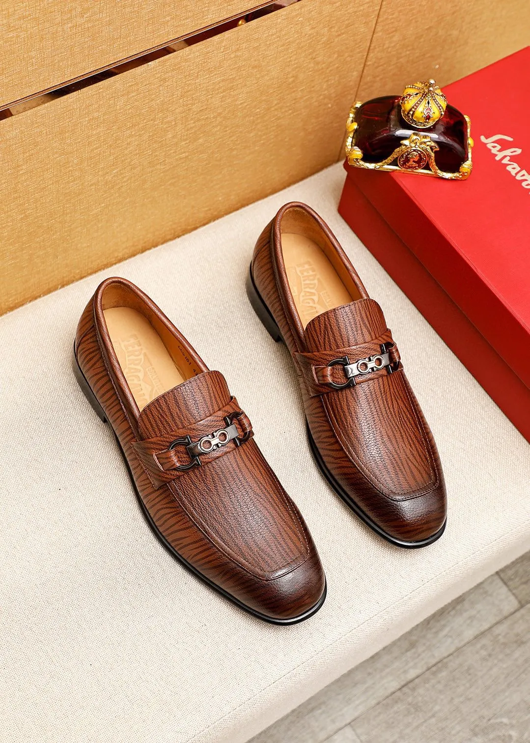 Men's shoes 💰462 💐 Product trademark: Ferragamo "Ferragamo" casual leather shoes Regular size: 38-44 (45.46.47🉑️Customized) Product materials: Selected imported calfskin upper + classic hardware buckle, imported water-dyed cow leather lining. Strong three-dimensional visual effect, original outsole color: 1⃣️color optional